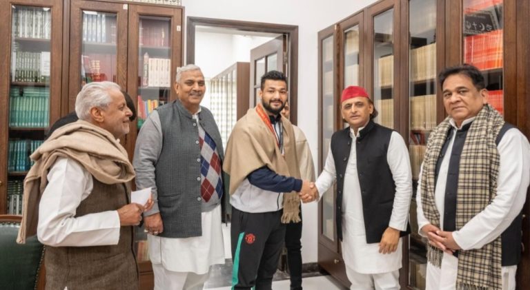 अखिलेश यादव से मिले युवा पहलवान