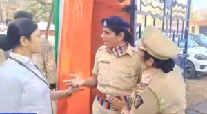 नासिक गणतंत्र दिवस समारोह में विवाद: महिला कर्मचारी ने मंच से मंत्री गिरीश महाजन का किया विरोध, अंबेडकर का नाम न लेने पर नाराज़गी