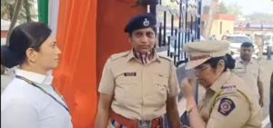 नासिक गणतंत्र दिवस समारोह में विवाद: महिला कर्मचारी ने मंच से मंत्री गिरीश महाजन का किया विरोध, अंबेडकर का नाम न लेने पर नाराज़गी