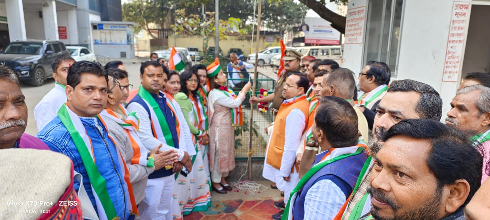 Etawah News : अखिल भारतीय उद्योग व्यापार मंडल ने पुलिस सहायता बूथ पर किया ध्वजारोहण