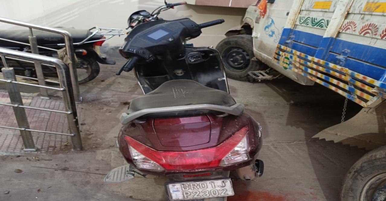 वैशाली के अजमतपुर में छापेमारी: 150 लीटर अवैध देशी शराब और स्कूटी जब्त, तस्कर फरार