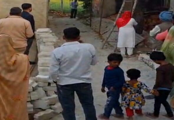 अंबेडकरनगर में सड़क निर्माण रोकने पर ग्रामीणों में आक्रोश, प्रशासनिक आदेश के बावजूद नहीं हट रहा अवरोध