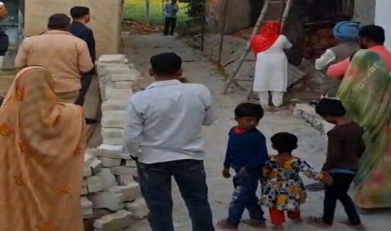 अंबेडकरनगर में सड़क निर्माण रोकने पर ग्रामीणों में आक्रोश, प्रशासनिक आदेश के बावजूद नहीं हट रहा अवरोध