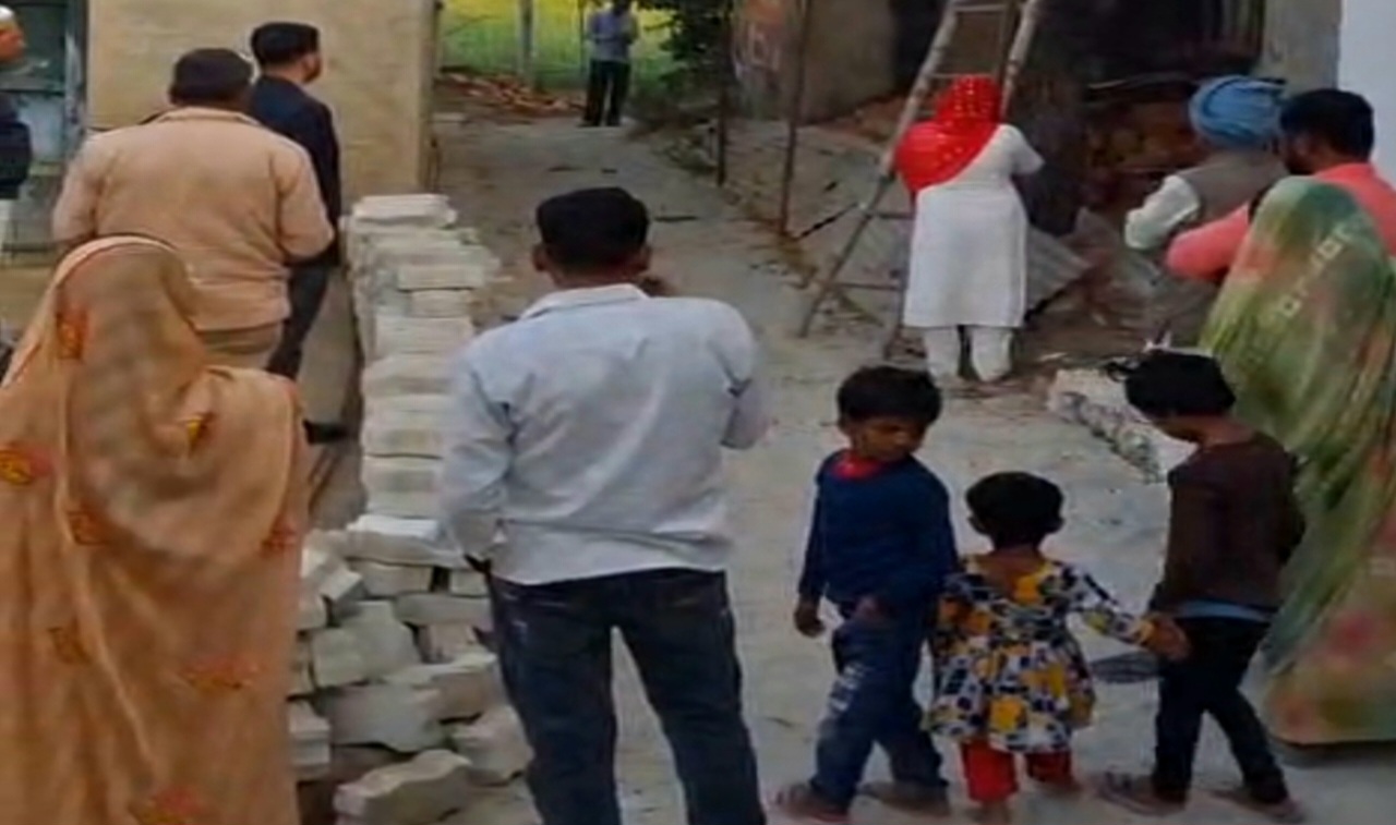 अंबेडकरनगर में सड़क निर्माण रोकने पर ग्रामीणों में आक्रोश, प्रशासनिक आदेश के बावजूद नहीं हट रहा अवरोध