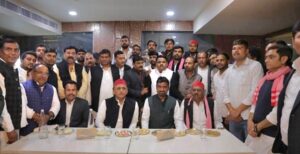 रिंग सेरेमनी में पहुंचे अखिलेश यादव, प्रो. वीरेन्द्र सिंह चौहान परिवार ने जताया आभार