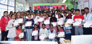 राजापाकर (वैशाली) में न्यूटन क्लासेस द्वारा आयोजित न्यूटन टैलेंट सर्च एग्जाम के टॉप रैंक पाने वाले छात्र-छात्राओं को मेडल, प्रमाण पत्र व नगद पुरस्कार देकर सम्मानित किया गया।