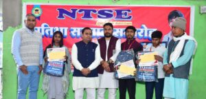 राजापाकर (वैशाली) में न्यूटन क्लासेस द्वारा आयोजित न्यूटन टैलेंट सर्च एग्जाम के टॉप रैंक पाने वाले छात्र-छात्राओं को मेडल, प्रमाण पत्र व नगद पुरस्कार देकर सम्मानित किया गया।