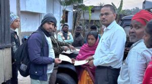 बिजली शॉर्ट सर्किट से लगी आग में जला घर, पीड़ित परिवार को मिली आर्थिक मदद