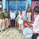 वैशाली में फरार हत्यारोपियों पर शिकंजा, बरांटी थाना ने अभियुक्तों के घर चिपकाया इस्तेहार