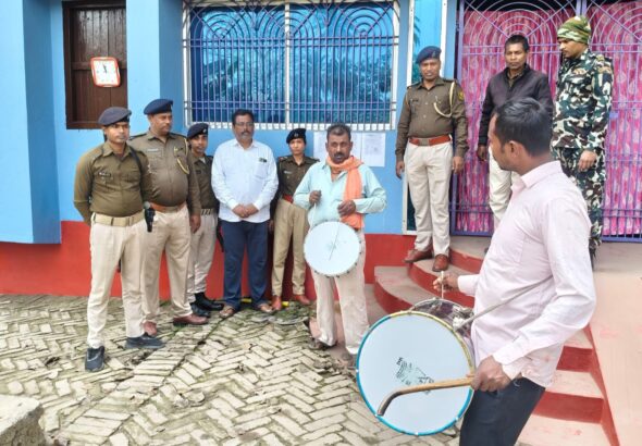 वैशाली में फरार हत्यारोपियों पर शिकंजा, बरांटी थाना ने अभियुक्तों के घर चिपकाया इस्तेहार