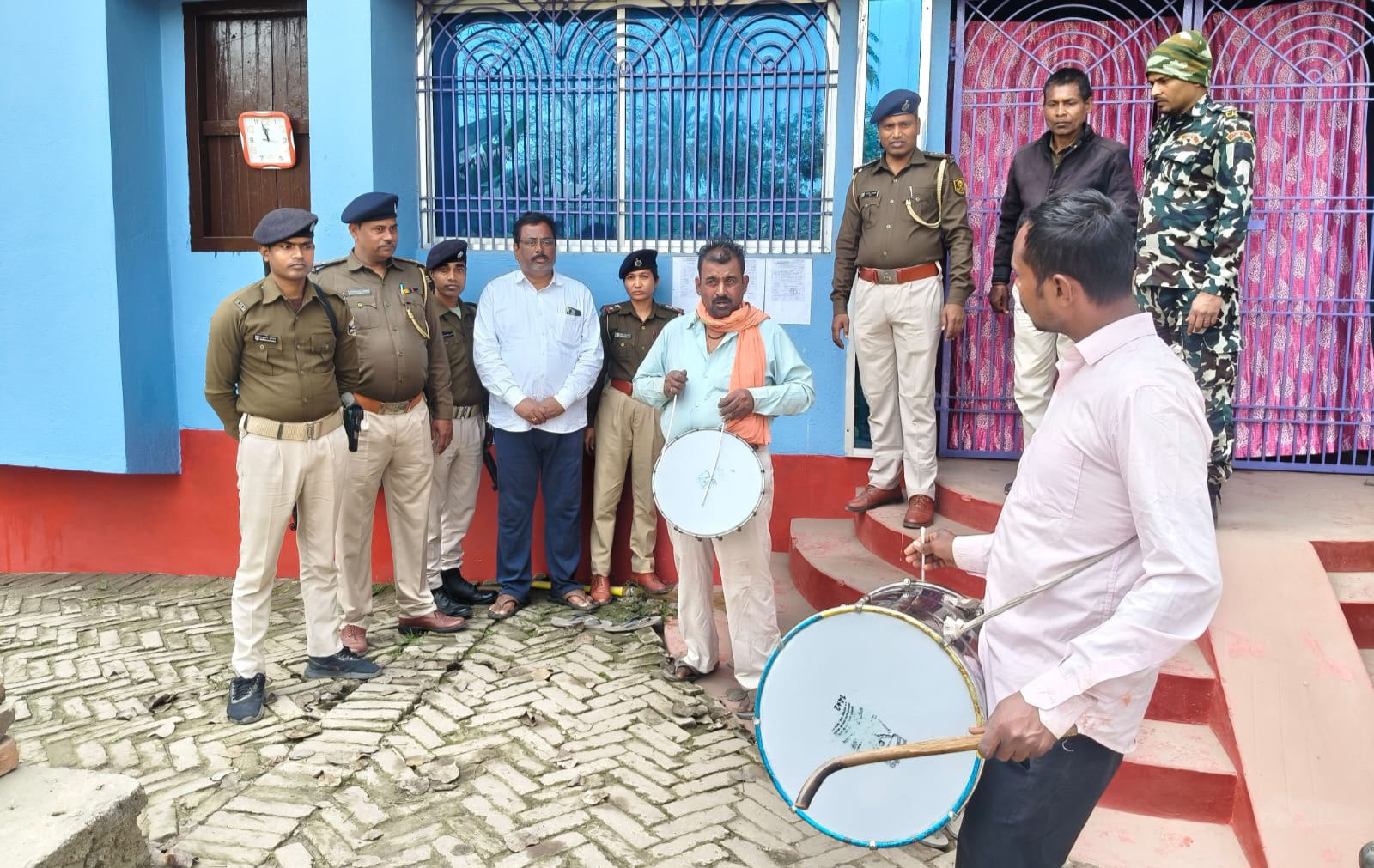 वैशाली में फरार हत्यारोपियों पर शिकंजा, बरांटी थाना ने अभियुक्तों के घर चिपकाया इस्तेहार