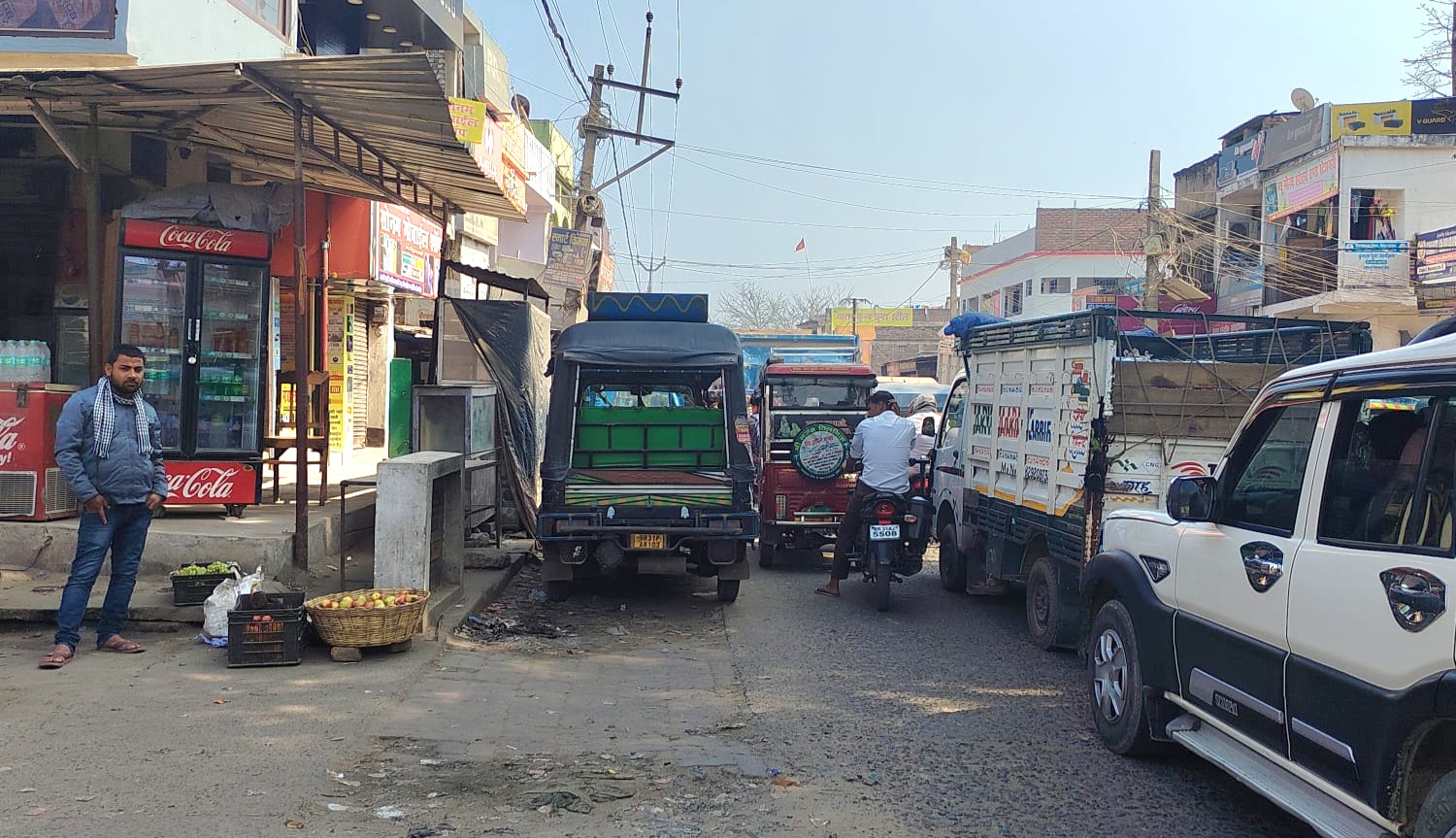 अवैध टेम्पू स्टैंड और वसूली से रोजाना लग रहा जाम, प्रशासन बना मूकदर्शक