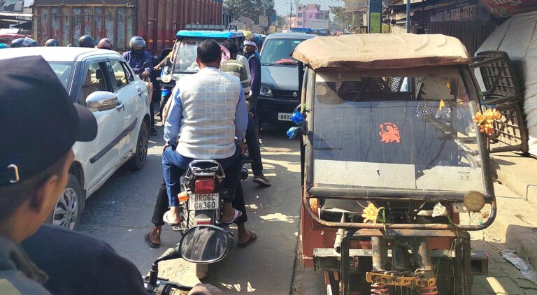 अवैध टेम्पू स्टैंड और वसूली से रोजाना लग रहा जाम, प्रशासन बना मूकदर्शक