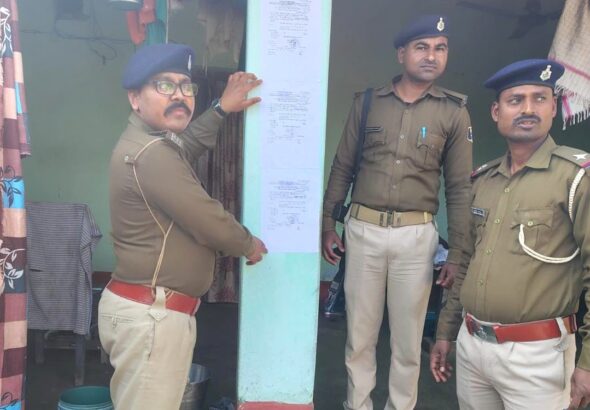 वैशाली: बैकुंठपुर में दहेज हत्या के आरोपियों पर पुलिस का शिकंजा, फरार अभियुक्त के घर चिपकाया गया इश्तिहार