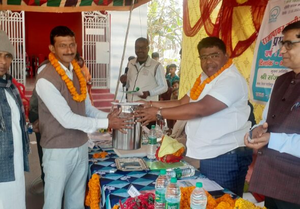 राजापाकर में दुग्ध उत्पादक सहयोग समिति का बोनस वितरण समारोह, 116 किसानों को मिला ₹1.64 लाख का लाभ