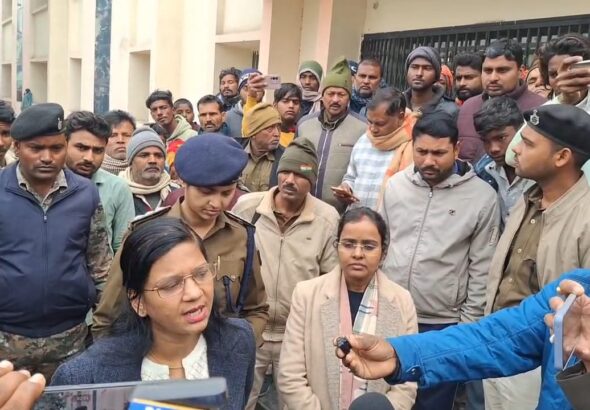 Bihar News | बेतिया / पश्चिमी चंपारण बगहा से इस वक्त की बड़ी खबर सामने आ रही है, जहां बंध्याकरण ऑपरेशन के दौरान एक महिला की मौत के बाद इलाके में जबरदस्त बवाल मच गया। मामला सेमरा रेफरल अस्पताल से जुड़ा है, जहां स्वास्थ्य व्यवस्था और चिकित्सकीय लापरवाही पर गंभीर सवाल खड़े हो गए हैं। प्राप्त जानकारी के अनुसार, सेमरा थाना क्षेत्र के डढ़ीया गांव निवासी रामजी उरांव की पत्नी केवन्ति देवी का बंध्याकरण ऑपरेशन किया गया था। परिजनों का आरोप है कि ऑपरेशन से पहले आवश्यक जांच रिपोर्ट देखे बिना ही प्रक्रिया शुरू कर दी गई। महिला के शरीर में खून की कमी थी, इसके बावजूद ऑपरेशन किया गया, जिससे ऑपरेशन के दौरान ही उसकी हालत गंभीर हो गई। परिजनों एवं ग्रामीणों का कहना है कि समय पर न तो बेहतर इलाज मिला और न ही एम्बुलेंस की व्यवस्था हो सकी। यदि समय रहते उचित चिकित्सा सुविधा और चिकित्सकों की सतर्कता होती, तो महिला की जान बचाई जा सकती थी। महिला की मौत की खबर फैलते ही आक्रोशित ग्रामीणों ने बगहा–सेमरा मुख्य सड़क को घंटों जाम कर प्रदर्शन शुरू कर दिया। सड़क जाम की सूचना मिलते ही मौके पर बगहा-2 सीएचसी प्रभारी चिकित्सा पदाधिकारी राजेश सिंह नीरज, रामनगर एसडीपीओ रागिनी कुमारी एवं एसडीएम चांदनी कुमारी पहुंचीं। प्रशासनिक टीम ग्रामीणों को समझाने-बुझाने में जुटी रही। प्रदर्शनकारियों की मुख्य मांग है कि घटना के लिए जिम्मेदार चिकित्सकों एवं कर्मियों पर सख्त कार्रवाई हो तथा मृतका के परिजनों को उचित मुआवजा दिया जाए। स्थानीय लोगों ने आरोप लगाया कि सेमरा रेफरल अस्पताल में अब तक नियमित डॉक्टरों एवं स्टाफ की तैनाती नहीं की गई है। अस्पताल में संसाधनों की भारी कमी है, जो आए दिन मरीजों की जान पर भारी पड़ रही है। पूरे मामले की पुष्टि बगहा अनुमंडल अस्पताल के चिकित्सा पदाधिकारी विनय कुमार ने की है। उन्होंने बताया कि मामले की जांच की जा रही है। हालांकि उन्होंने यह भी कहा कि बंध्याकरण जैसा माइनर ऑपरेशन आमतौर पर मौत का कारण नहीं बनता, लेकिन महिला को अनुमंडल अस्पताल मृत अवस्था में लाया गया था। घटना के बाद क्षेत्र में तनाव का माहौल बना हुआ है। वहीं प्रभारी चिकित्सा पदाधिकारी राजेश सिंह नीरज ने जांच कर दोषियों पर कार्रवाई का भरोसा दिलाया है। इधर, वाल्मीकिनगर विधायक सुरेंद्र कुशवाहा ने प्रभारी चिकित्सक को हटाने की मांग करते हुए सिविल सर्जन से हस्तक्षेप की मांग की है। उन्होंने कहा कि आदिवासी बहुल पिछड़े इलाके में करोड़ों की लागत से बना सेमरा रेफरल अस्पताल आज भी नियमित स्टाफ और संसाधनों के अभाव में जूझ रहा है, जिसकी कीमत आम लोगों को अपनी जान देकर चुकानी पड़ रही है।