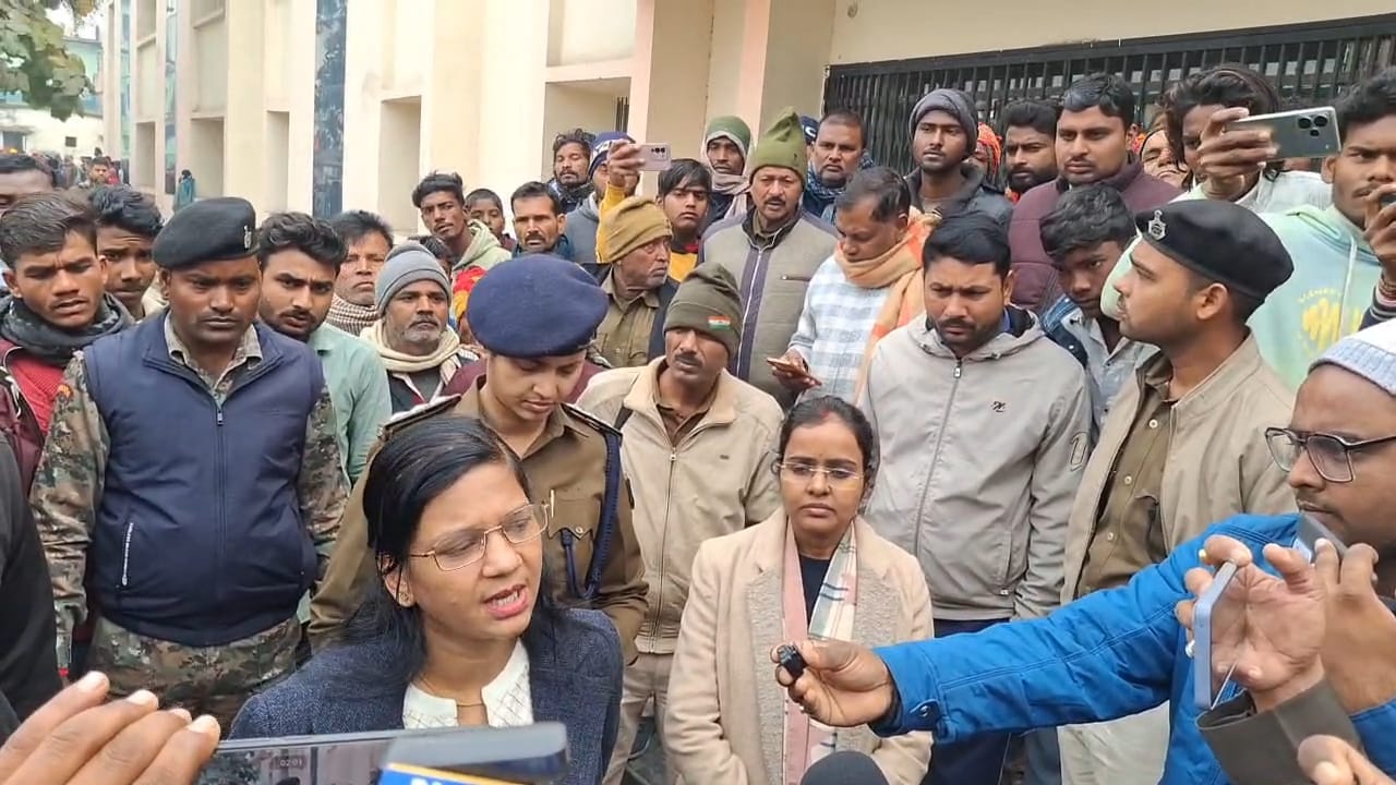 Bihar News | बेतिया / पश्चिमी चंपारण बगहा से इस वक्त की बड़ी खबर सामने आ रही है, जहां बंध्याकरण ऑपरेशन के दौरान एक महिला की मौत के बाद इलाके में जबरदस्त बवाल मच गया। मामला सेमरा रेफरल अस्पताल से जुड़ा है, जहां स्वास्थ्य व्यवस्था और चिकित्सकीय लापरवाही पर गंभीर सवाल खड़े हो गए हैं। प्राप्त जानकारी के अनुसार, सेमरा थाना क्षेत्र के डढ़ीया गांव निवासी रामजी उरांव की पत्नी केवन्ति देवी का बंध्याकरण ऑपरेशन किया गया था। परिजनों का आरोप है कि ऑपरेशन से पहले आवश्यक जांच रिपोर्ट देखे बिना ही प्रक्रिया शुरू कर दी गई। महिला के शरीर में खून की कमी थी, इसके बावजूद ऑपरेशन किया गया, जिससे ऑपरेशन के दौरान ही उसकी हालत गंभीर हो गई। परिजनों एवं ग्रामीणों का कहना है कि समय पर न तो बेहतर इलाज मिला और न ही एम्बुलेंस की व्यवस्था हो सकी। यदि समय रहते उचित चिकित्सा सुविधा और चिकित्सकों की सतर्कता होती, तो महिला की जान बचाई जा सकती थी। महिला की मौत की खबर फैलते ही आक्रोशित ग्रामीणों ने बगहा–सेमरा मुख्य सड़क को घंटों जाम कर प्रदर्शन शुरू कर दिया। सड़क जाम की सूचना मिलते ही मौके पर बगहा-2 सीएचसी प्रभारी चिकित्सा पदाधिकारी राजेश सिंह नीरज, रामनगर एसडीपीओ रागिनी कुमारी एवं एसडीएम चांदनी कुमारी पहुंचीं। प्रशासनिक टीम ग्रामीणों को समझाने-बुझाने में जुटी रही। प्रदर्शनकारियों की मुख्य मांग है कि घटना के लिए जिम्मेदार चिकित्सकों एवं कर्मियों पर सख्त कार्रवाई हो तथा मृतका के परिजनों को उचित मुआवजा दिया जाए। स्थानीय लोगों ने आरोप लगाया कि सेमरा रेफरल अस्पताल में अब तक नियमित डॉक्टरों एवं स्टाफ की तैनाती नहीं की गई है। अस्पताल में संसाधनों की भारी कमी है, जो आए दिन मरीजों की जान पर भारी पड़ रही है। पूरे मामले की पुष्टि बगहा अनुमंडल अस्पताल के चिकित्सा पदाधिकारी विनय कुमार ने की है। उन्होंने बताया कि मामले की जांच की जा रही है। हालांकि उन्होंने यह भी कहा कि बंध्याकरण जैसा माइनर ऑपरेशन आमतौर पर मौत का कारण नहीं बनता, लेकिन महिला को अनुमंडल अस्पताल मृत अवस्था में लाया गया था। घटना के बाद क्षेत्र में तनाव का माहौल बना हुआ है। वहीं प्रभारी चिकित्सा पदाधिकारी राजेश सिंह नीरज ने जांच कर दोषियों पर कार्रवाई का भरोसा दिलाया है। इधर, वाल्मीकिनगर विधायक सुरेंद्र कुशवाहा ने प्रभारी चिकित्सक को हटाने की मांग करते हुए सिविल सर्जन से हस्तक्षेप की मांग की है। उन्होंने कहा कि आदिवासी बहुल पिछड़े इलाके में करोड़ों की लागत से बना सेमरा रेफरल अस्पताल आज भी नियमित स्टाफ और संसाधनों के अभाव में जूझ रहा है, जिसकी कीमत आम लोगों को अपनी जान देकर चुकानी पड़ रही है।