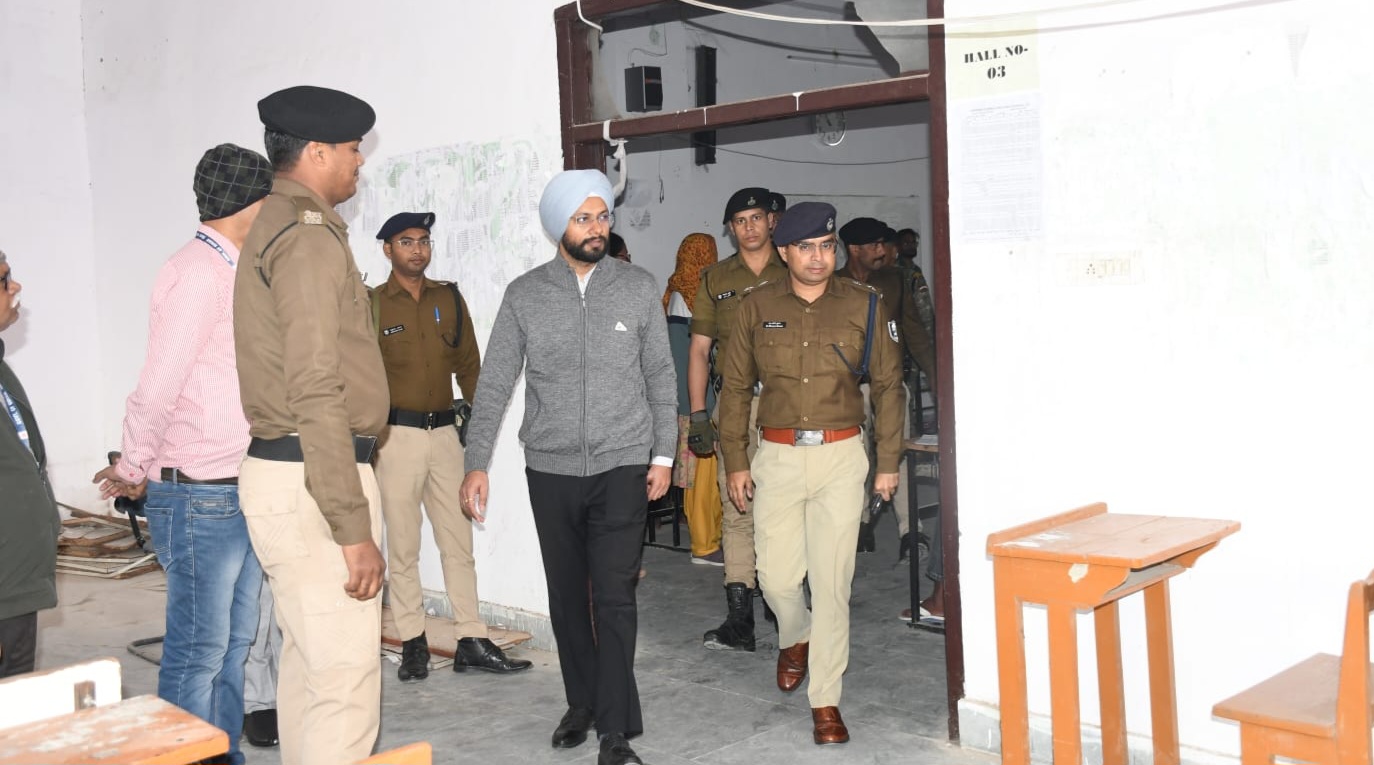 बेतिया में इंटर परीक्षा 2026: जिलाधिकारी और एसपी ने परीक्षा केंद्रों का किया निरीक्षण, कदाचारमुक्त परीक्षा के निर्देश