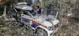 वैशाली में 112 पुलिस गाड़ी दुर्घटनाग्रस्त: अज्ञात ट्रक के चकमा देने से पेड़ से टकराई, चार जवान घायल