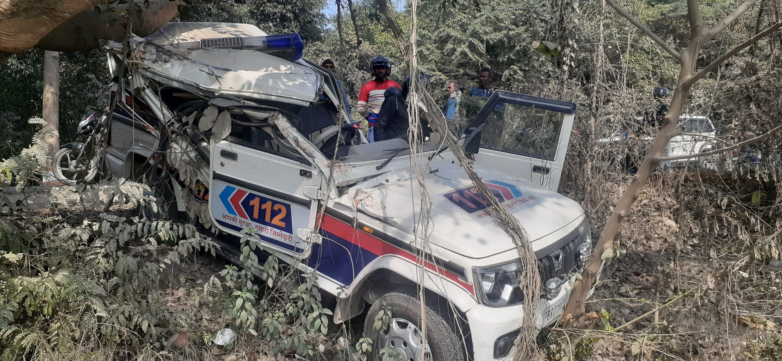 वैशाली में 112 पुलिस गाड़ी दुर्घटनाग्रस्त: अज्ञात ट्रक के चकमा देने से पेड़ से टकराई, चार जवान घायल