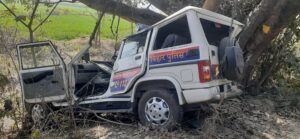 वैशाली में 112 पुलिस गाड़ी दुर्घटनाग्रस्त: अज्ञात ट्रक के चकमा देने से पेड़ से टकराई, चार जवान घायल
