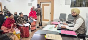 सबका सम्मान-जीवन आसान कार्यक्रम में DM ने सुनीं 93 जनसमस्याएं, त्वरित कार्रवाई के निर्देश