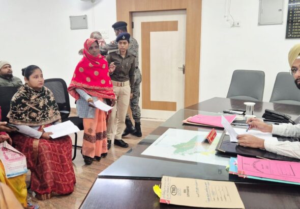 सबका सम्मान-जीवन आसान कार्यक्रम में DM ने सुनीं 93 जनसमस्याएं, त्वरित कार्रवाई के निर्देश