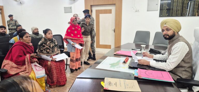 सबका सम्मान-जीवन आसान कार्यक्रम में DM ने सुनीं 93 जनसमस्याएं, त्वरित कार्रवाई के निर्देश