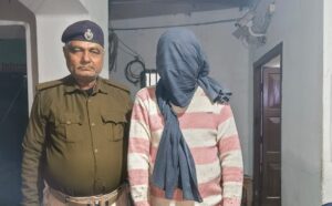 बिहार न्यूज़: बेतिया में मोबाइल दुकान चोरी का खुलासा, चार मोबाइल के साथ शातिर चोर गिरफ्तार