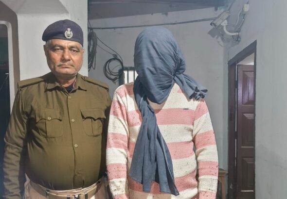 बिहार न्यूज़: बेतिया में मोबाइल दुकान चोरी का खुलासा, चार मोबाइल के साथ शातिर चोर गिरफ्तार