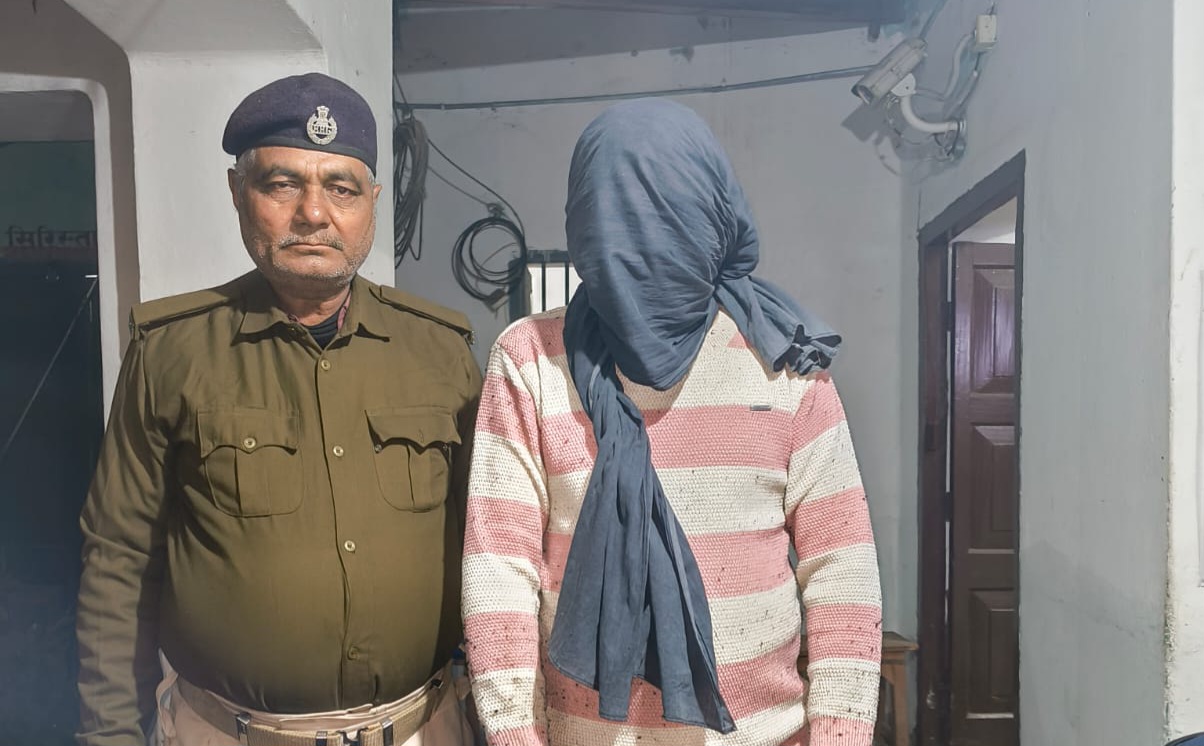 बिहार न्यूज़: बेतिया में मोबाइल दुकान चोरी का खुलासा, चार मोबाइल के साथ शातिर चोर गिरफ्तार