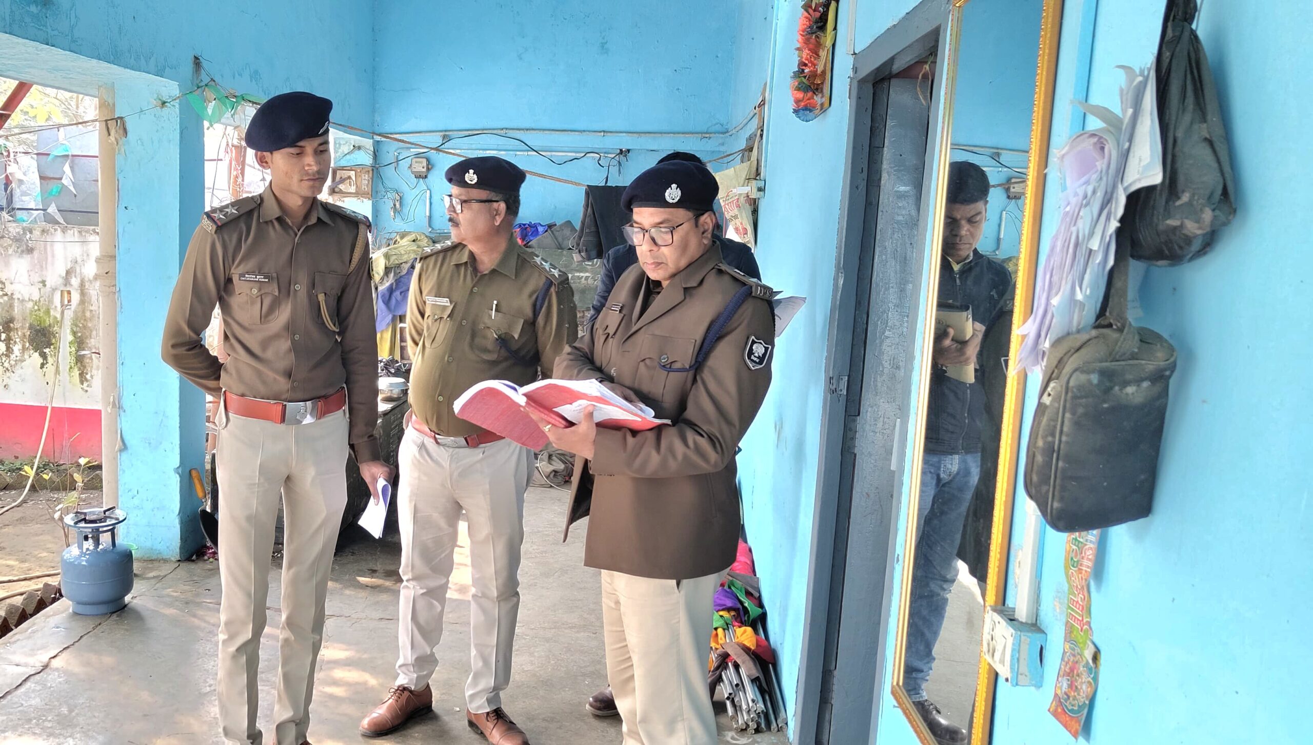 बगहा एसपी रामानंद कौशल का पुलिस कार्यालय में औचक निरीक्षण, उपस्कर व मैगजीन शाखा की जांच