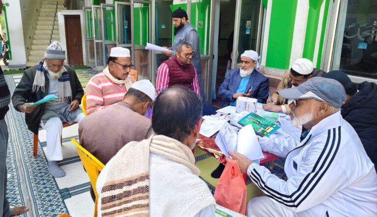 बेतिया में हज यात्रियों के लिए टीकाकरण और हेल्थ कार्ड कैंप आयोजित, 59 जायरीन को लगा टीका