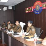 बेतिया पुलिस केंद्र में समीक्षा बैठक, साइबर क्राइम, वाहन चोरी और शराब तस्करी पर विशेष अभियान चलाने का आदेश