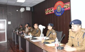 बेतिया पुलिस केंद्र में समीक्षा बैठक, साइबर क्राइम, वाहन चोरी और शराब तस्करी पर विशेष अभियान चलाने का आदेश