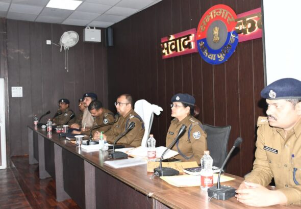 बेतिया पुलिस केंद्र में समीक्षा बैठक, साइबर क्राइम, वाहन चोरी और शराब तस्करी पर विशेष अभियान चलाने का आदेश