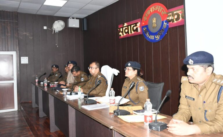बेतिया पुलिस केंद्र में समीक्षा बैठक, साइबर क्राइम, वाहन चोरी और शराब तस्करी पर विशेष अभियान चलाने का आदेश