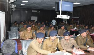 बेतिया पुलिस केंद्र में समीक्षा बैठक, साइबर क्राइम, वाहन चोरी और शराब तस्करी पर विशेष अभियान चलाने का आदेश