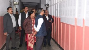 प्रयागराज में डीएम का विकास भवन पर औचक निरीक्षण, 38 कर्मचारी अनुपस्थित, वेतन रोकने के निर्देश