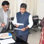 प्रयागराज में डीएम का विकास भवन पर औचक निरीक्षण, 38 कर्मचारी अनुपस्थित, वेतन रोकने के निर्देश