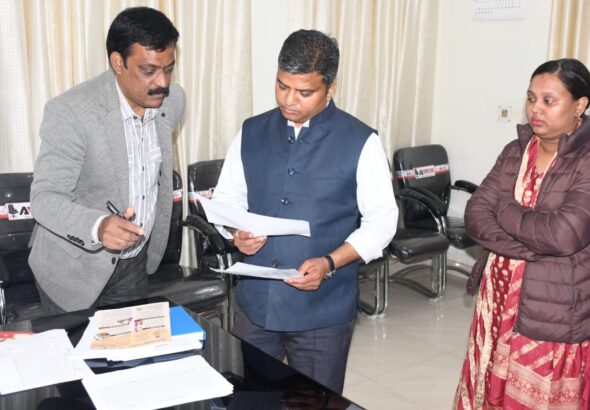 प्रयागराज में डीएम का विकास भवन पर औचक निरीक्षण, 38 कर्मचारी अनुपस्थित, वेतन रोकने के निर्देश