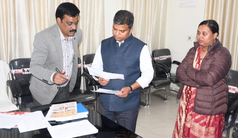 प्रयागराज में डीएम का विकास भवन पर औचक निरीक्षण, 38 कर्मचारी अनुपस्थित, वेतन रोकने के निर्देश