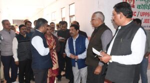 प्रयागराज में डीएम का विकास भवन पर औचक निरीक्षण, 38 कर्मचारी अनुपस्थित, वेतन रोकने के निर्देश