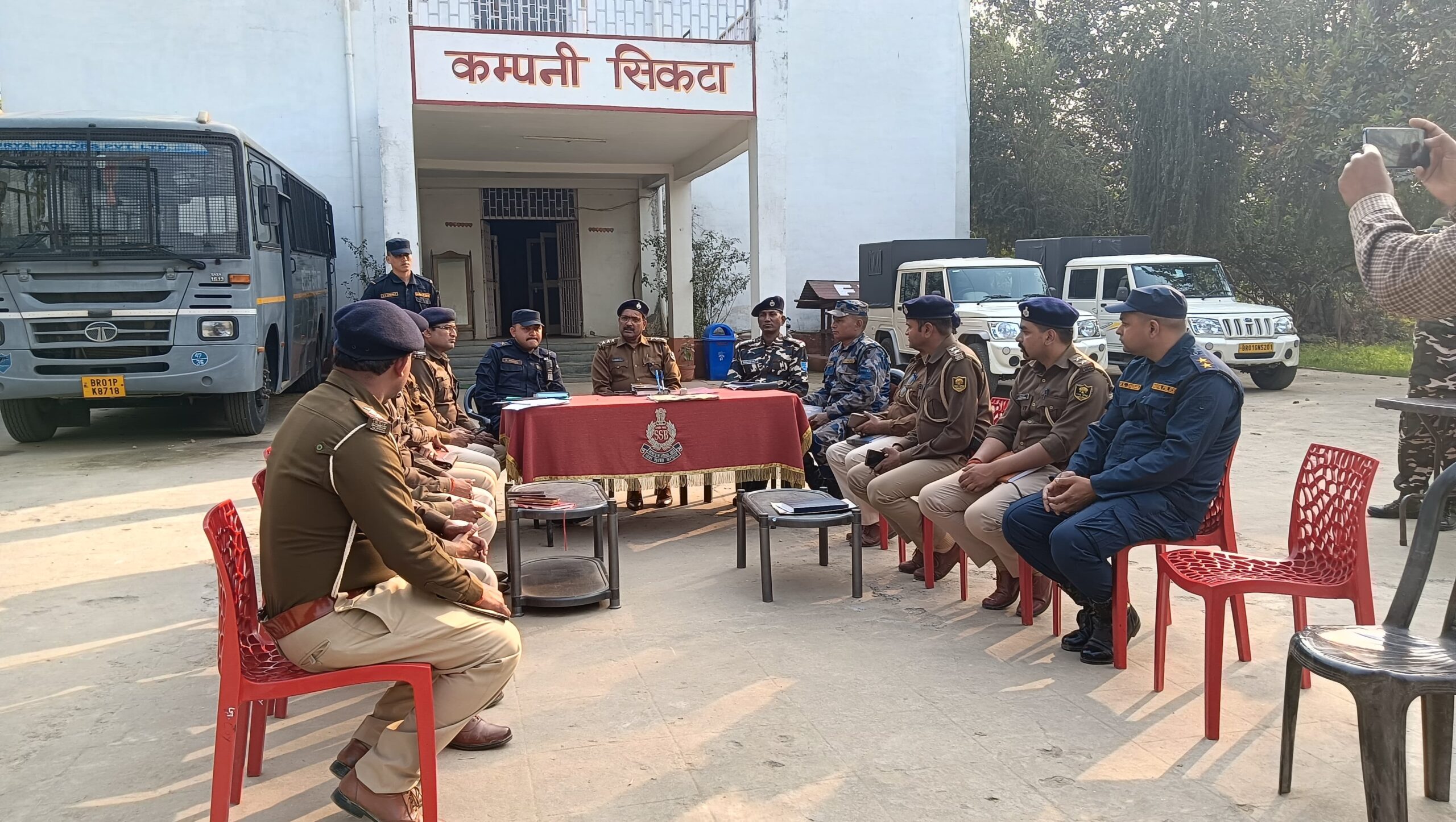 सिकटा में बिहार पुलिस–नेपाल पुलिस–SSB की समन्वय बैठक, सीमा अपराध पर संयुक्त कार्रवाई का निर्णय