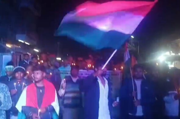 वैशाली: बिदुपुर रेलवे स्टेशन बाजार में पुलवामा शहीदों की याद में कैंडल मार्च, लोगों ने दी श्रद्धांजलि