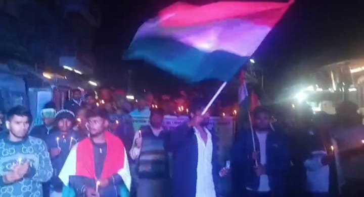 वैशाली: बिदुपुर रेलवे स्टेशन बाजार में पुलवामा शहीदों की याद में कैंडल मार्च, लोगों ने दी श्रद्धांजलि