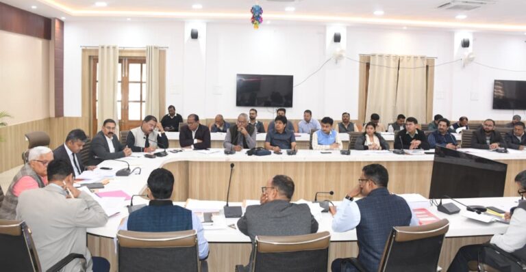 प्रयागराज में DM मनीष कुमार वर्मा की बड़ी समीक्षा बैठक, आयुष्मान कार्ड और निर्माण कार्यों की धीमी प्रगति पर सख्ती