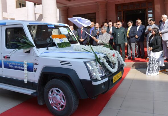 लखनऊ में विधिक सेवा प्रचार वाहनों और राज्य मध्यस्थता हेल्पलाइन का शुभारंभ, 74 जिलों को मिली नई सुविधा