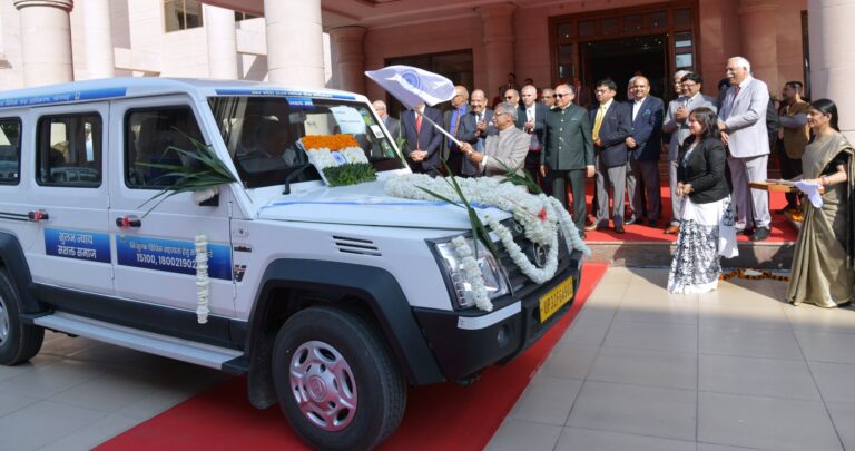 लखनऊ में विधिक सेवा प्रचार वाहनों और राज्य मध्यस्थता हेल्पलाइन का शुभारंभ, 74 जिलों को मिली नई सुविधा