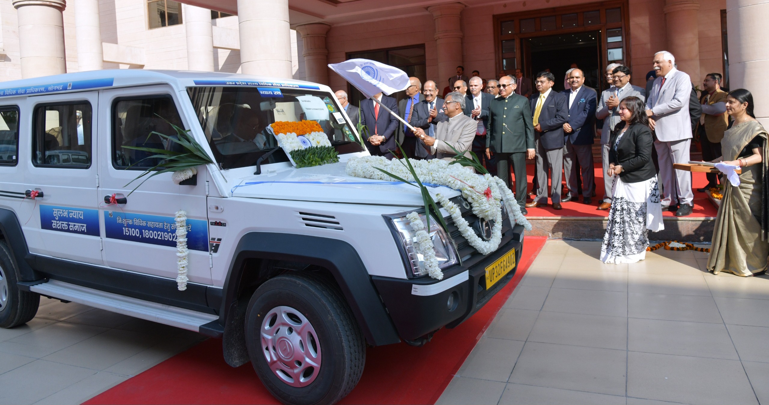 लखनऊ में विधिक सेवा प्रचार वाहनों और राज्य मध्यस्थता हेल्पलाइन का शुभारंभ, 74 जिलों को मिली नई सुविधा